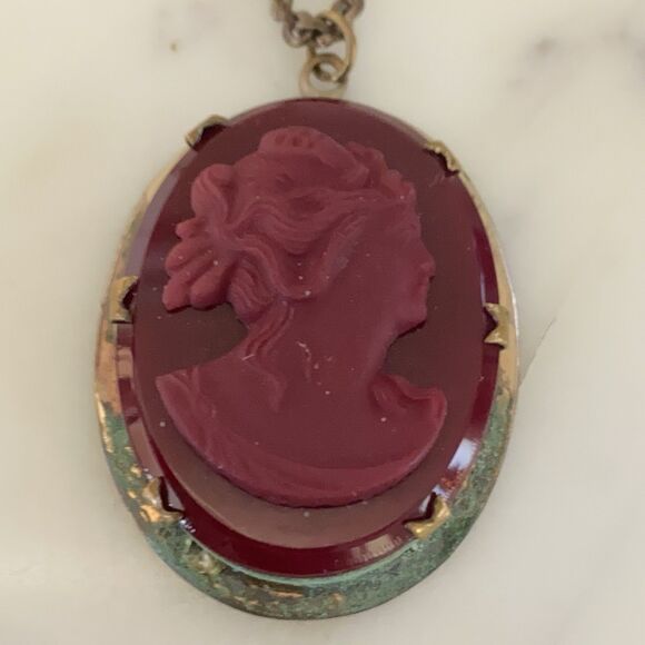 Vintage Red Molded Glass Cameo Golden Frame Patina Necklace Pendant - Picture 8 of 8